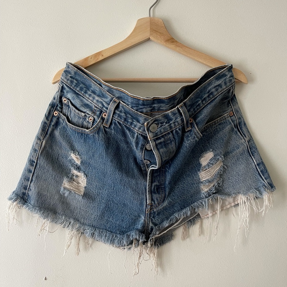 Cut off Levi shorts